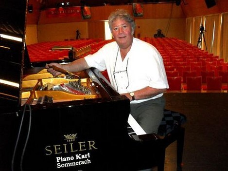 Gerhard Karl am Klavier